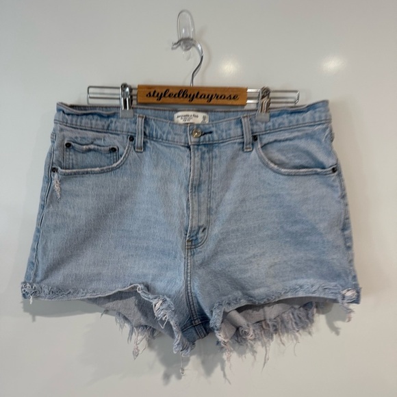 Abercrombie & Fitch Curve Love High Rise Mom Short - Picture 6 of 10